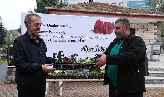 İnegöl Belediyesi’nden Bayram Arifesinde Mezarlıklara Çiçekli Jest