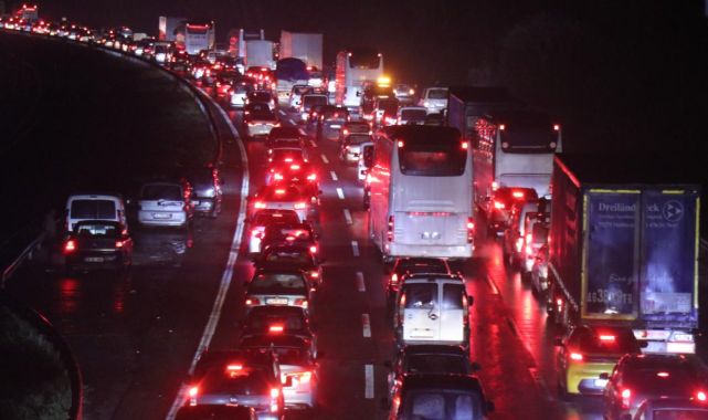 İstanbul'da bayram trafiği yoğunluğu gece de sürdü