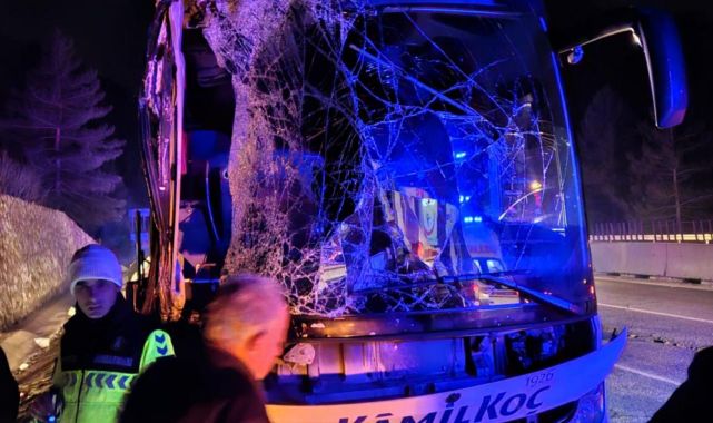 Mersin'de yolcu otobüsü tıra çarptı: 10 yaralı