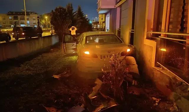 Bursa'da kontrolden çıkan otomobil sitenin bahçesine uçtu