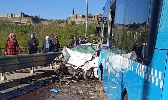 Diyarbakır'da otobüsle otomobil çarpıştı: 1 ölü, 4 yaralı