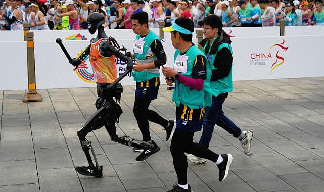 Dünyada bir ilk: Robotlar insanlarla aynı yarışta koştu