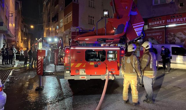 Esenler'de 4 katlı binanın çatısında çıkan yangın söndürüldü