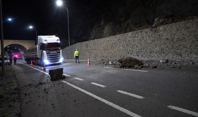 Heyelan: Dev kayalar yolu kapattı