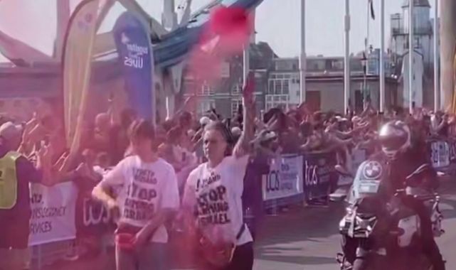 İngiltere'nin İsrail'e desteğine maratonda boyalı protesto