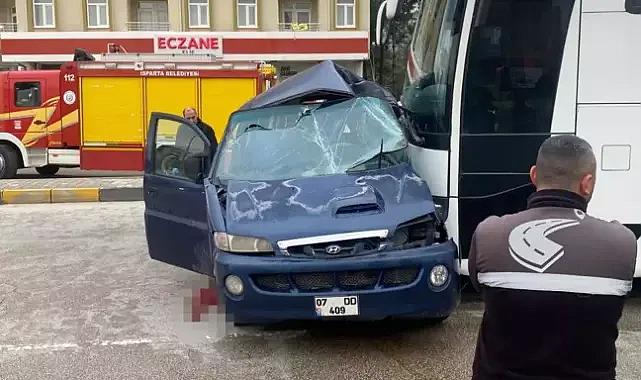 Isparta'da otobüs ile hafif ticari araç çarpıştı: 1 ölü, 2 yaralı
