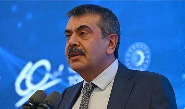 İstanbul'daki deprem sonrası yarın okullar tatil olacak mı? Bakan Yusuf Tekin canlı yayında açıkladı