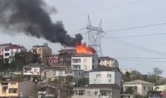 İstanbul'da 2 katlı binanın çatısında yangın