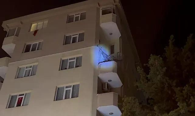 Kadıköy'de dairenin balkonu çöktü, 6 katlı bina tahliye edildi