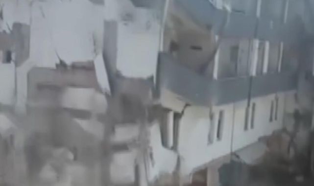 Kentsel dönüşüme giren bina tek dokunuşla böyle yıkıldı