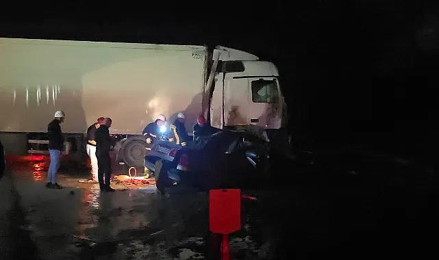 Kütahya'da tır, otomobilin üzerine devrildi: 1 ölü, 1 yaralı
