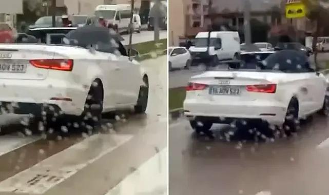Milyonluk arabada ıslanmamak için şemsiye açtı