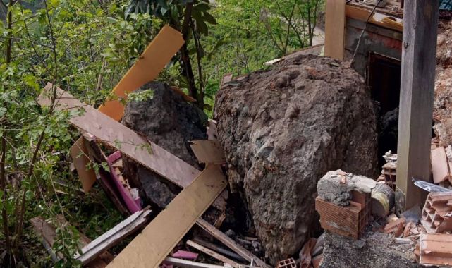 Rize'de meydana gelen heyelanda bir ev zarar gördü