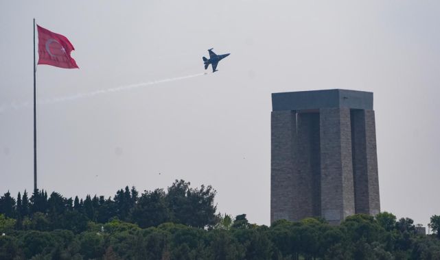 SOLOTÜRK'ten Şehitler Abidesi semalarında gösteri uçuşu