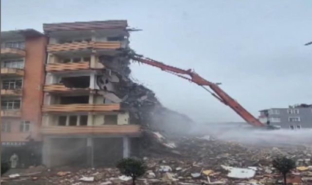 Yıkım sırasında bina iş makinesinin üzerine devrildi