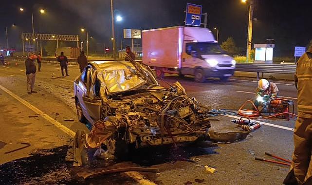 Bursa'da kamyonun altına giren araç sürücüsü ağır yaralandı.
