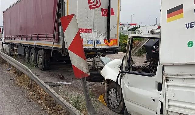 Bursa'da park halindeki tıra çarpan kamyonetteki 2 kişi öldü