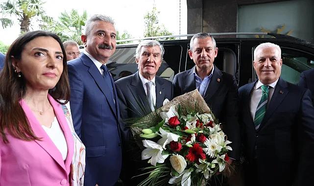 Bursa'da CHP lideri Özgür Özel'e coşkulu karşılama