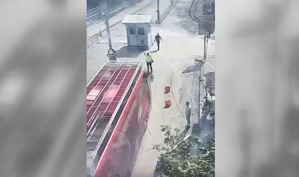 CHP’nin şoförünün polisin üzerine otobüs sürdüğü anlar kamera