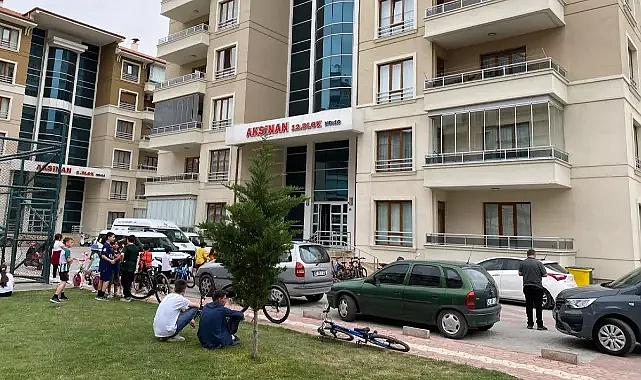 Çocuklarının gözü önünde eşini öldürüp başında bekledi