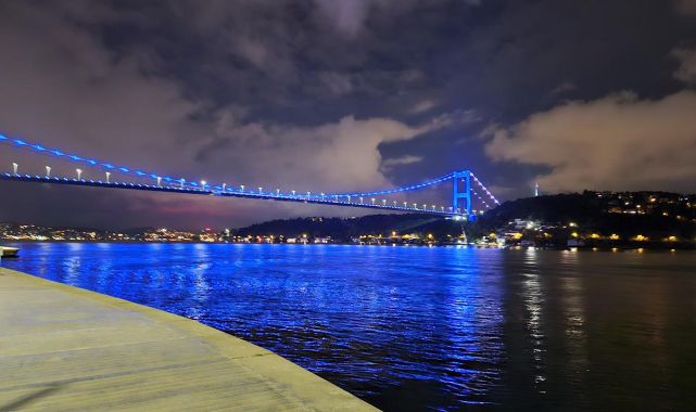 Fatih Sultan Mehmet Köprüsü mavi renge büründü
