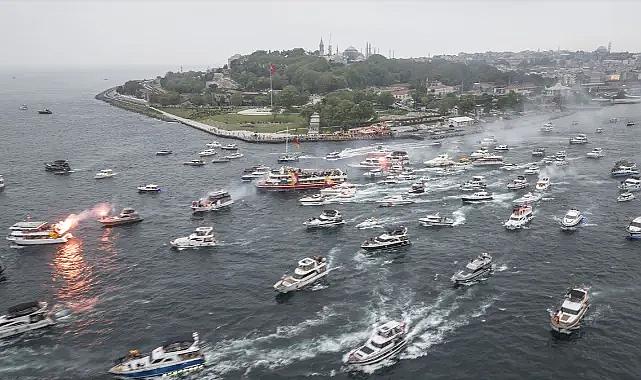 Galatasaray takımı tekne turu ile taraftarlarıyla buluştu