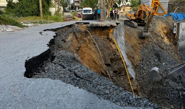 Gaziosmanpaşa'da yol çöktü