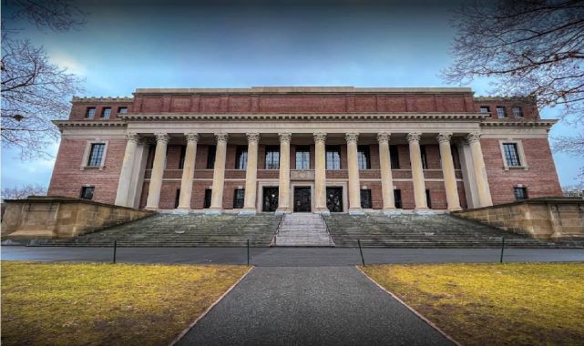 Harvard Rektörü Garber, vergi muafiyetinin kaldırılmasının yasa dışı olacağını belirtti