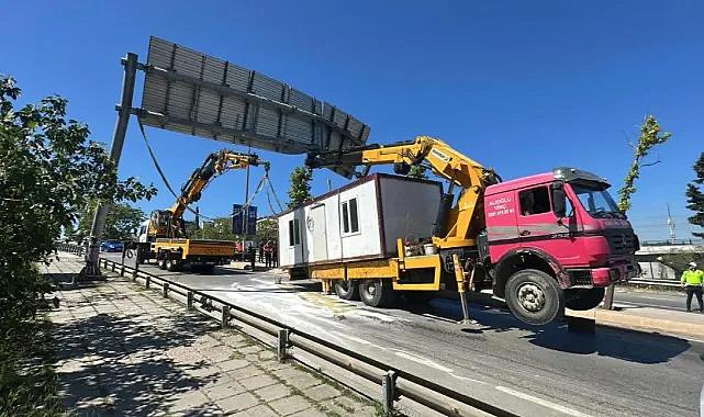 İstanbul Kadıköy'de yönlendirme levhasına takılan vinç şaha kalktı