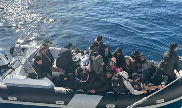 İzmir açıklarında 28 düzensiz göçmen yakalandı