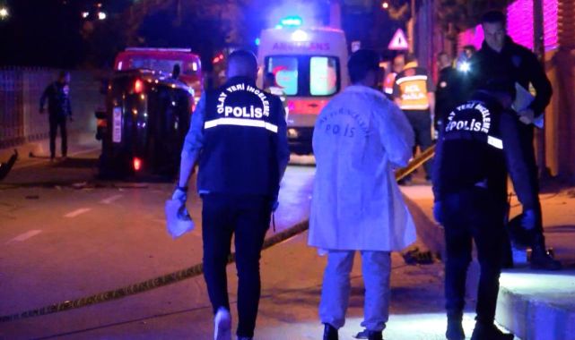 Otomobil kaldırıma çarpıp devrildi: 1 kişi hayatını kaybetti
