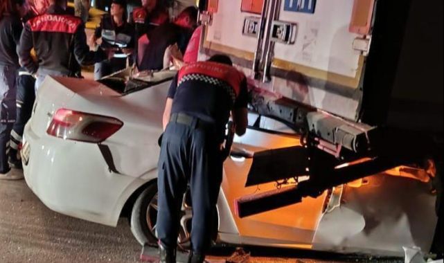 Otomobil park halindeki tıra çarptı: 2 ölü