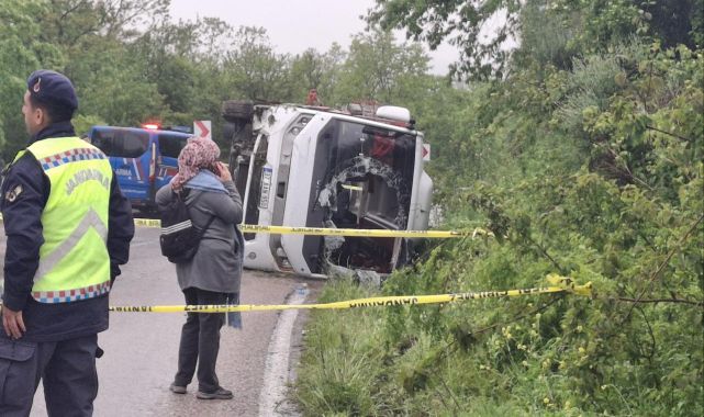 Sinop'ta öğrencileri taşıyan otobüs ile otomobil çarpıştı: 18 kişi yaralandı