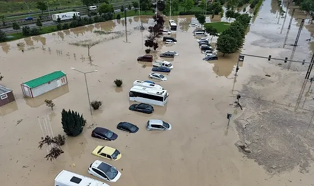 Trabzon'u sağanak yağış vurdu! 50'ye yakın araç sular altında kaldı