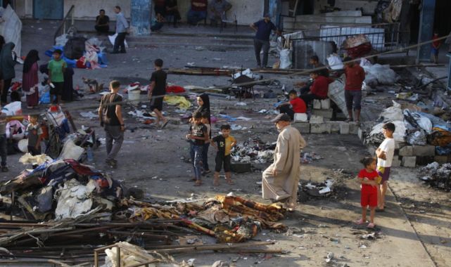 Filistin yönetimi ile Hamas, İsrail'in Gazze'de kiliseye yönelik saldırısına tepki gösterdi
