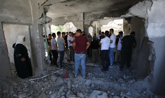 İsrail, Batı Şeria'da evlere baskın yaparak 4 Filistinliyi gözaltına aldı