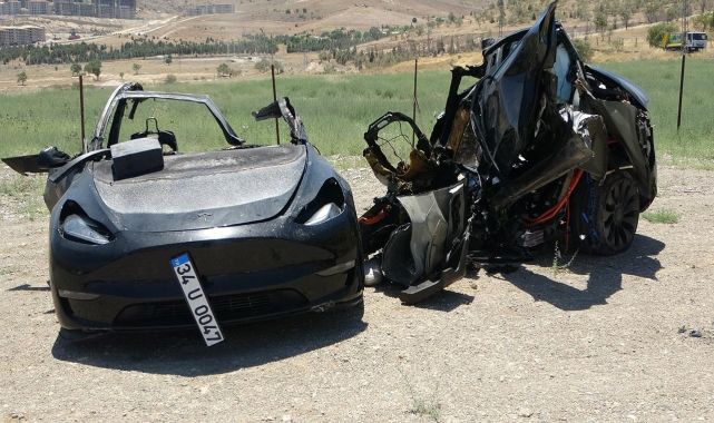 Malatya'da kaza yapan araç ikiye bölündü, 2 kişi hayatını kaybetti