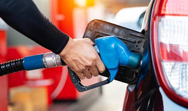 Akaryakıtta tabelalar değişiyor: Benzine zam