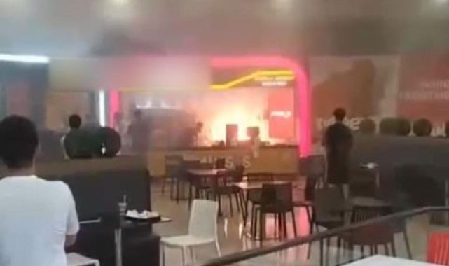 Beylikdüzü'ndeki bir AVM'de yangın çıktı