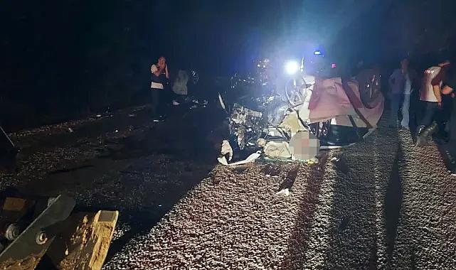 Çanakkale'de iki otomobil kafa kafaya çarpıştı: 6 kişi hayatını kaybetti