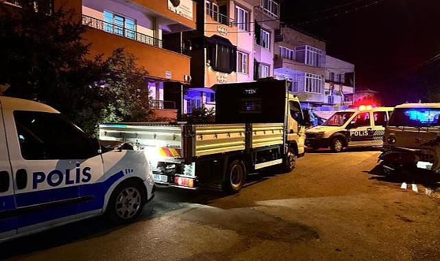 'Dur' ihtarına uymayan sürücü, kamyonetle polis aracına çarptı