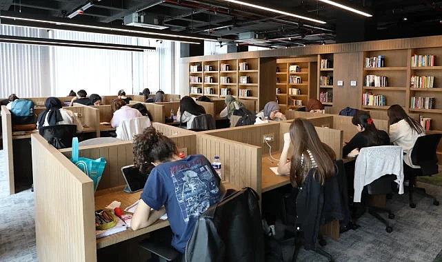 İnegöl'de 'Nöbetçi Kitaphaneler' meyvelerini veriyor