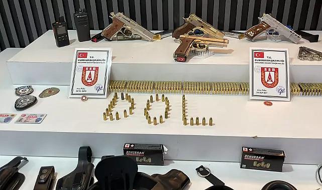 İstanbul'da polis kılığına giren baba-oğul tutuklandı: Sahte polislerin evinden çıkanlar şaşırttı