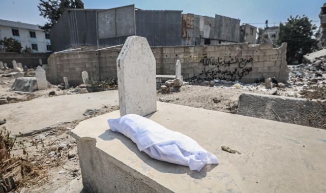 Katil İsrailin ablukasındaki Gazze'de iki kardeş bir saat arayla yaşamını yitirdi