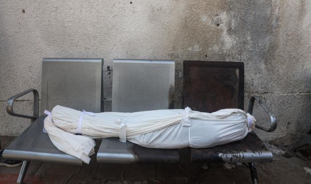 Katil İsrail'in Gazze'ye düzenlediği saldırılarda 25 Filistinli hayatını kaybetti