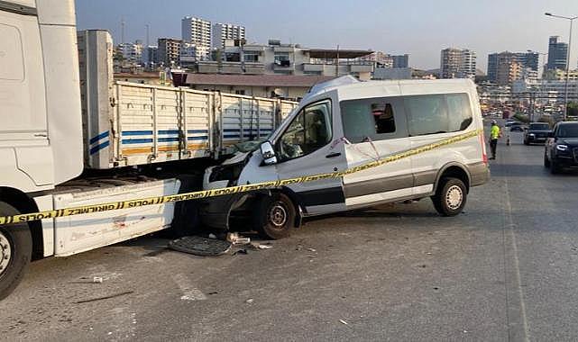 Öğrencileri taşıyan minibüs tıra çarptı: 2 ölü, 10 yaralı