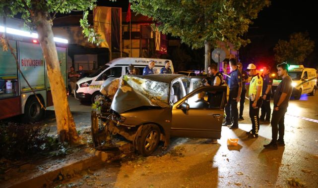 Otomobil ağaca çarptı: 2 kişi öldü