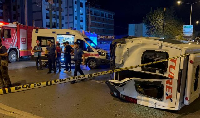 Servis minibüsü ile otomobil çarpıştı: 10 yaralı