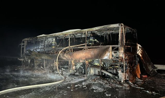 Seyir halindeki yolcu otobüsü alev alev yandı