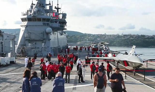TCG Anadolu, İstanbul Boğaz'ındaki geçiş töreni için Sarayburnu'ndan demir aldı